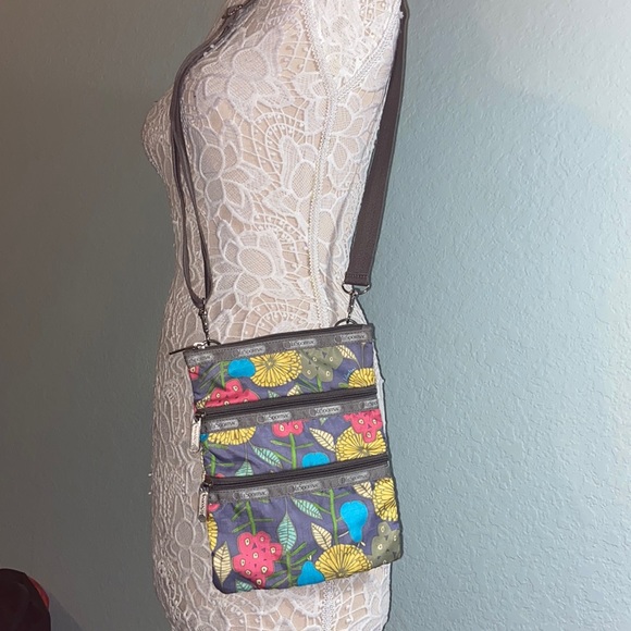Like new LeSportSac triple zip Crossbody Bag - Picture 1 of 8